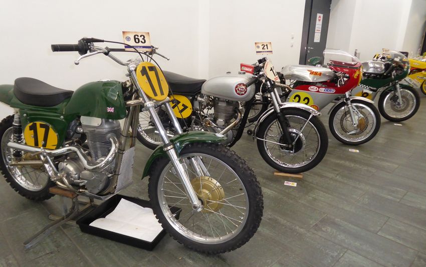 012 im Foyer Sportmotorraeder Matchless Metisse MC BSA Gold Star Clubman BSA Seeley Gold Star Tickle Weslake Racer