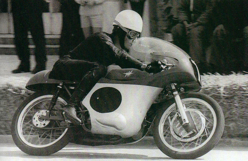 1965 Walter Villa testet die von Peter Dürr entwickelte 125er MV