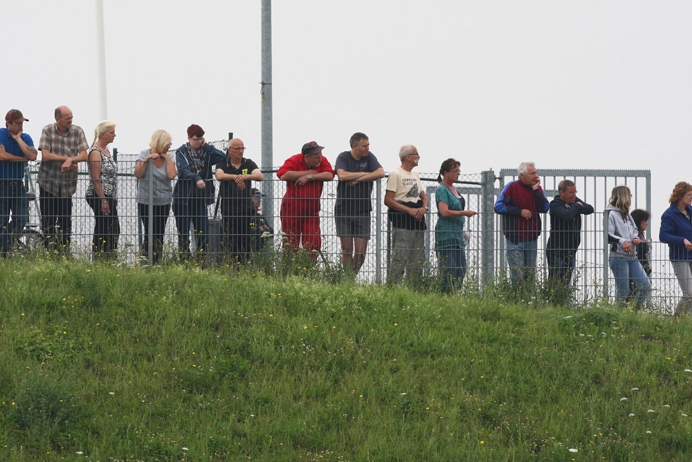 Zuschauer am Zaun vor der Hasseröder-Kurve