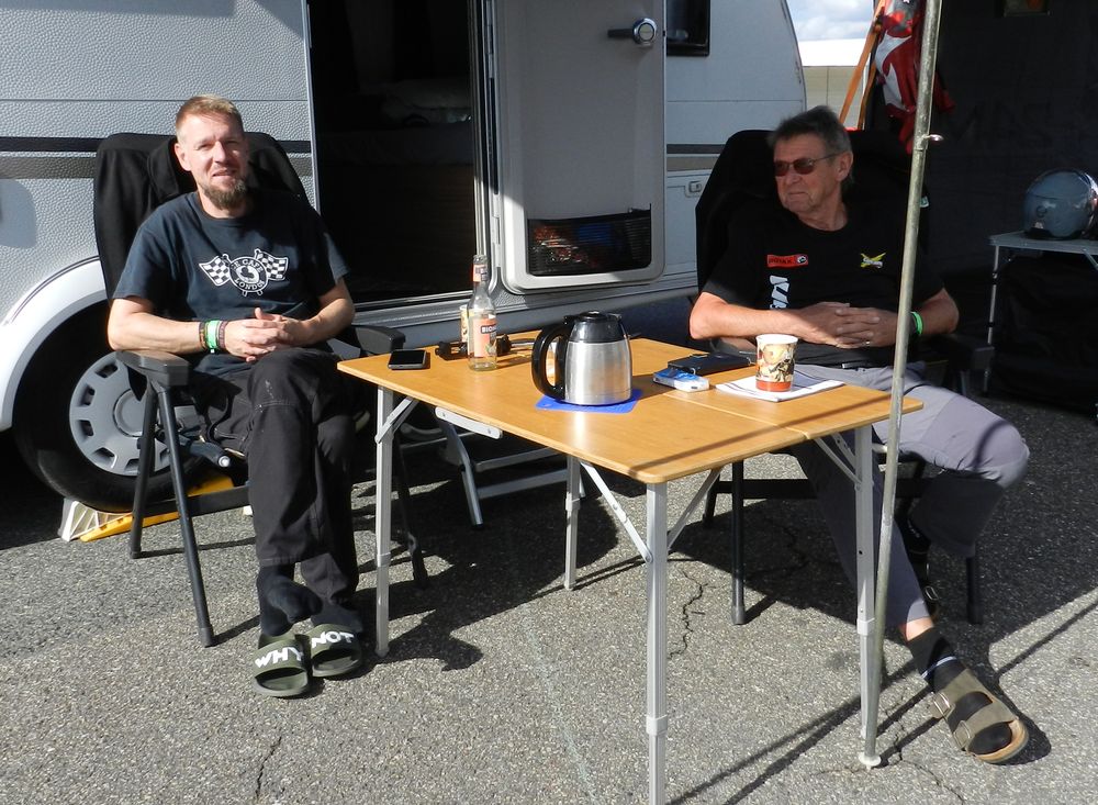 Das Kiefer Racing Team (Vater und Sohn) erholen sich vom Lauf