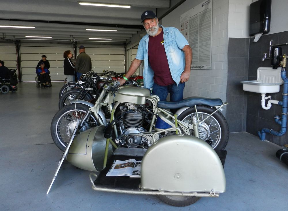 Robert Schwab präsentiert stolz seine 600er Grandoni von 1958 1